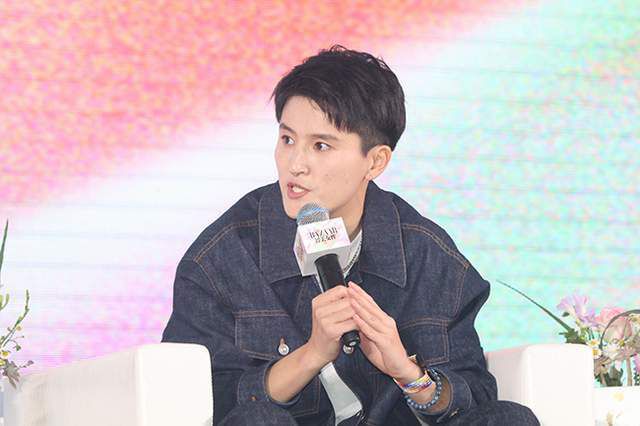 美女挺起双乳用鞭子打